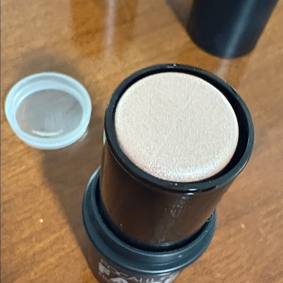 Focallure Face Highlighter - Never Used - Picture 6 of 7
